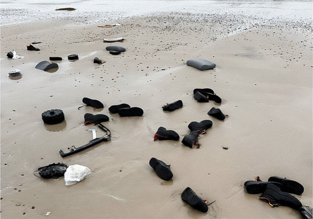 В Дании к берегам прибило тысячи пар обуви