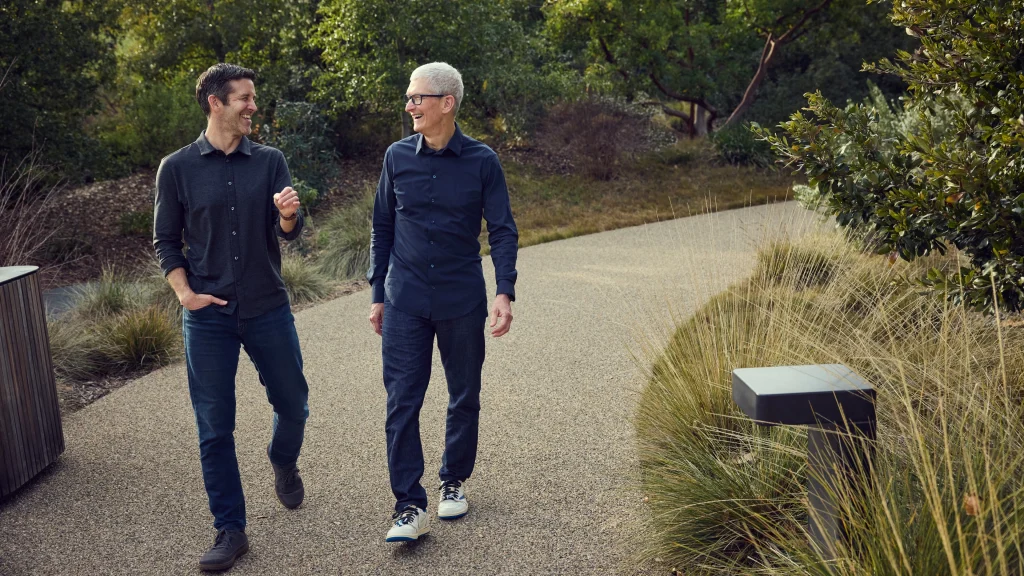 apple-john-ternus-tim-cook_full-bleed-image.jpg.xlarge_2x_20260422_125140