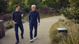 apple-john-ternus-tim-cook_full-bleed-image.jpg.xlarge_2x_20260422_125140