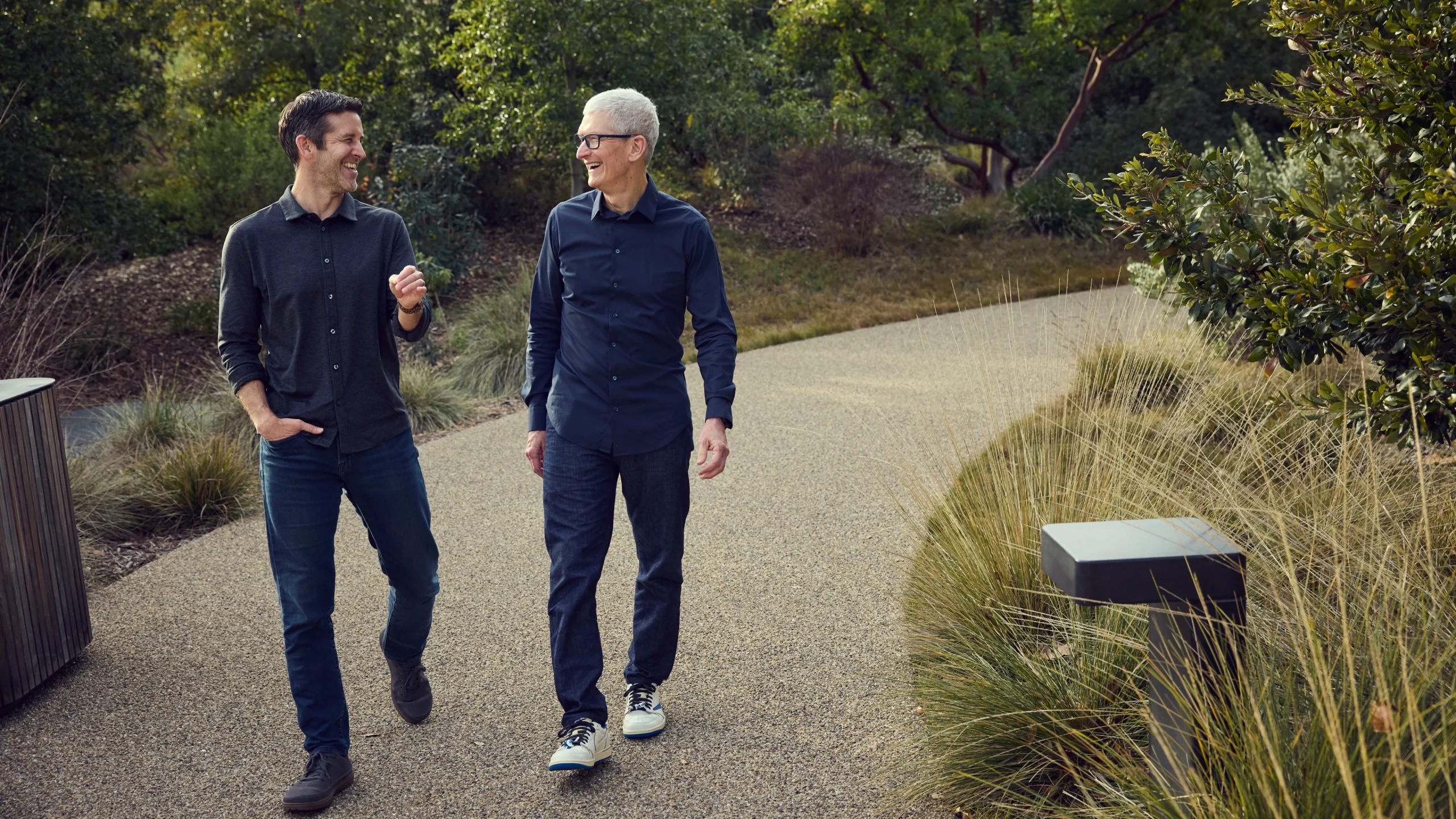 apple-john-ternus-tim-cook_full-bleed-image.jpg.xlarge_2x_20260422_125140